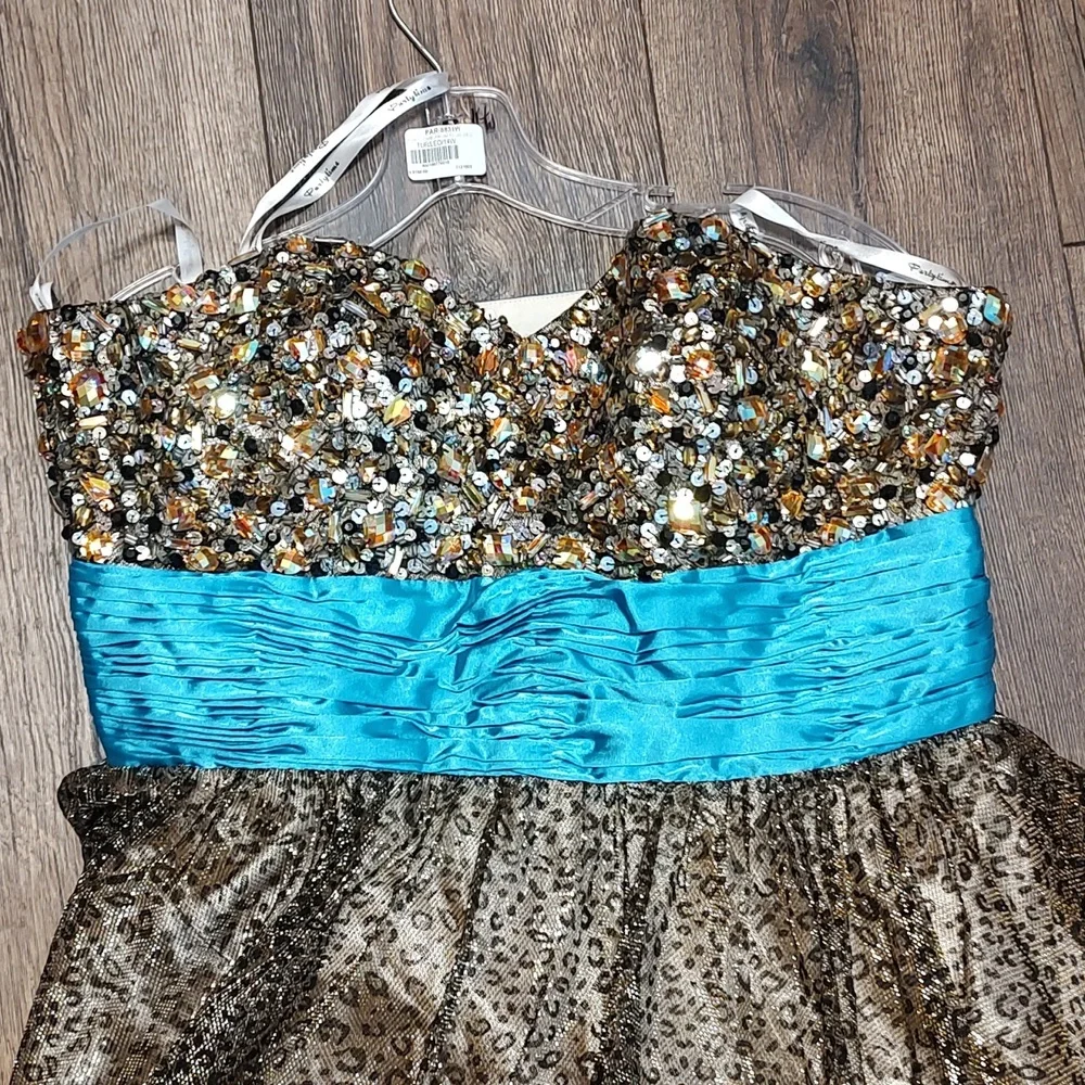 Formal dress - Picture 2 of 3